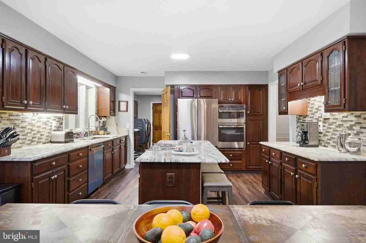 1126 Somerset Ln - Photo 3 of 50