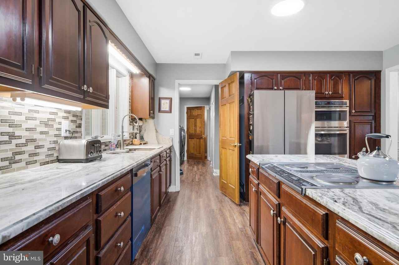 1126 Somerset Ln - Photo 4 of 50