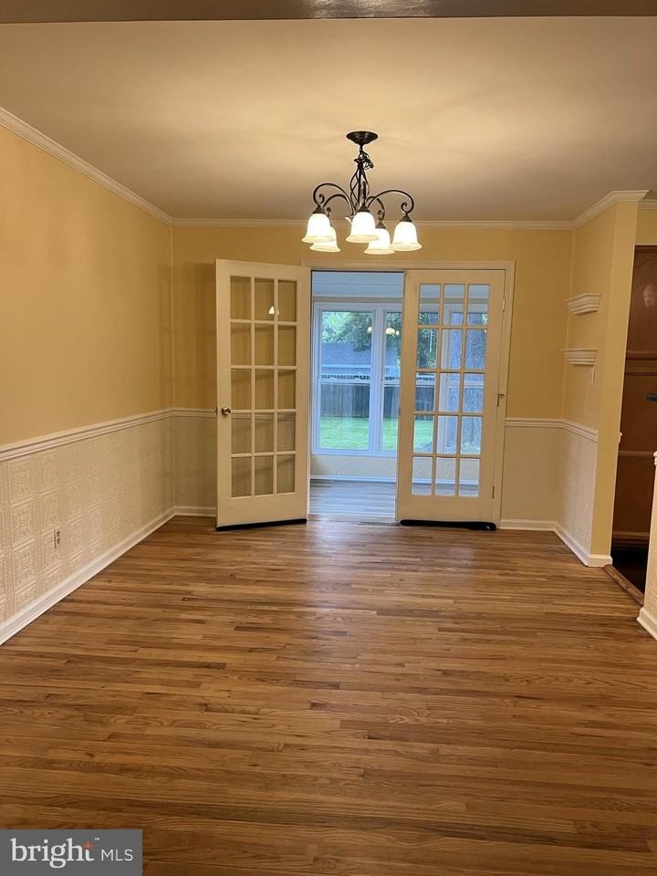 104 Cedar St - Photo 5 of 14
