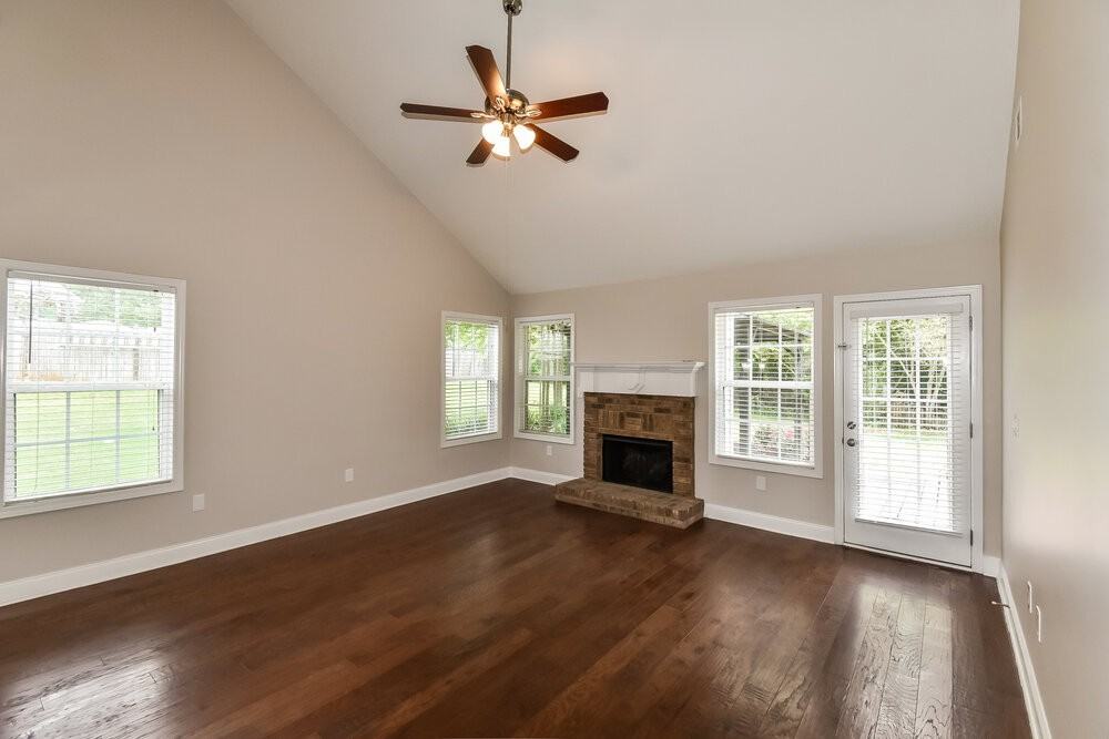 709 Williamsburg Ct - Photo 4 of 17