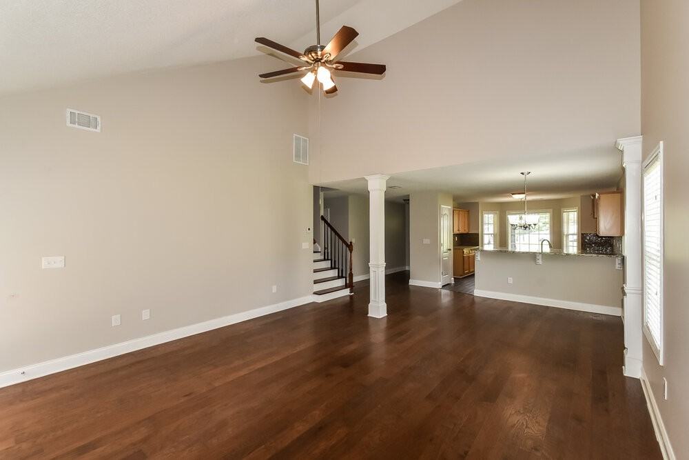 709 Williamsburg Ct - Photo 5 of 17
