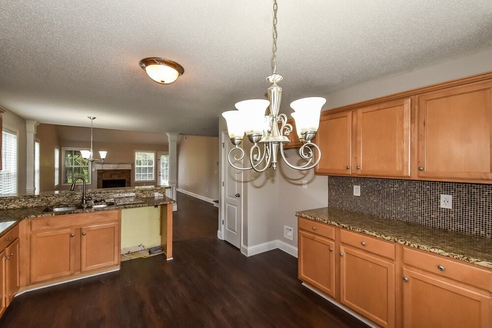 709 Williamsburg Ct - Photo 6 of 17