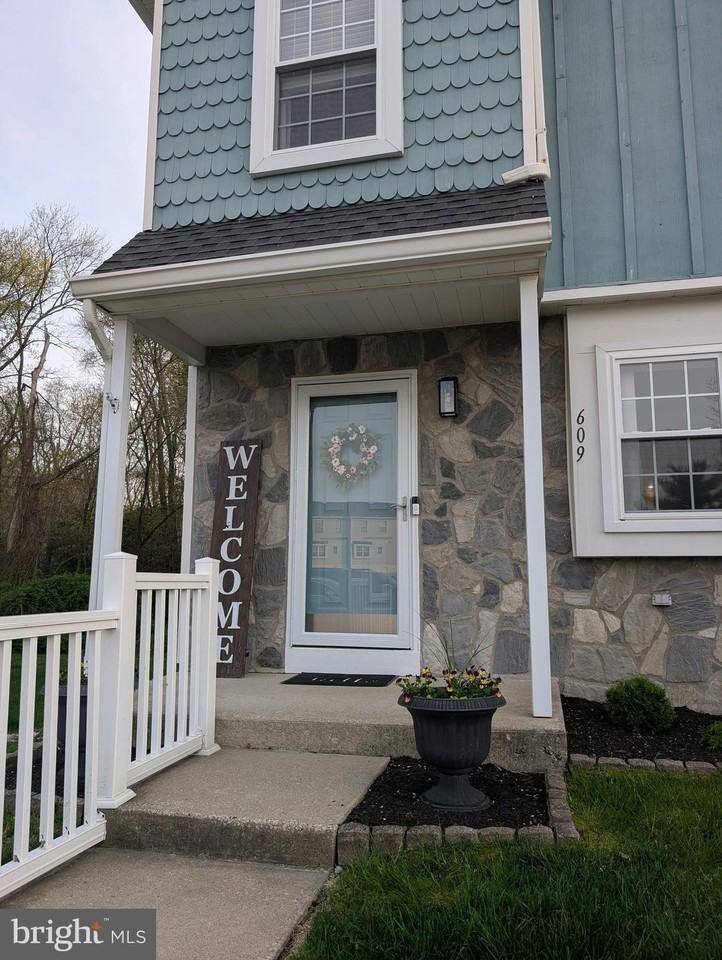609 Hartland Ct - Photo 4 of 32
