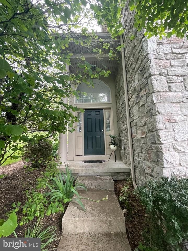 629 Royal View Dr - Photo 2 of 18