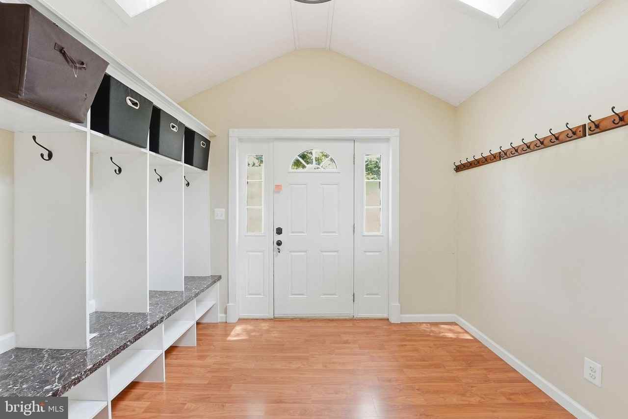 7605 Fisher Dr - Photo 3 of 30