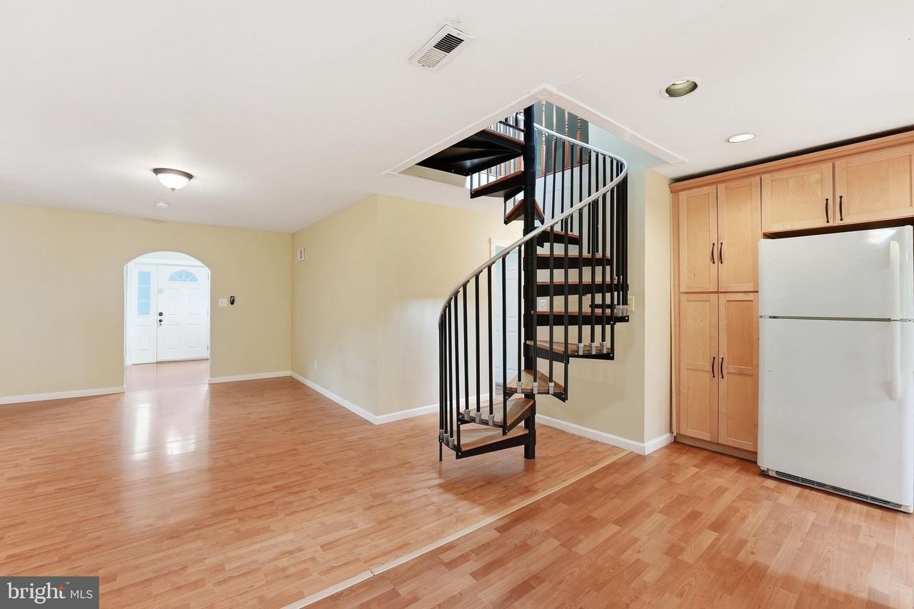 7605 Fisher Dr - Photo 4 of 30