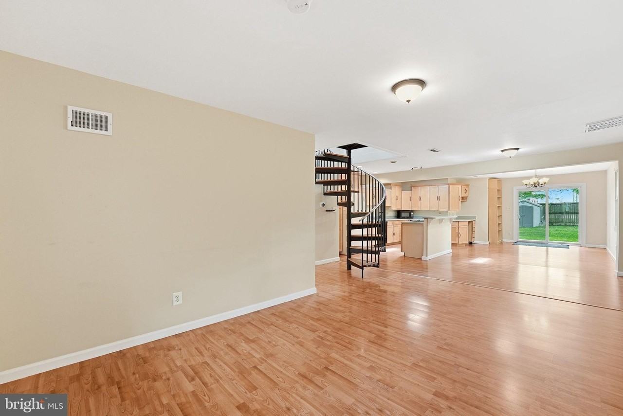 7605 Fisher Dr - Photo 5 of 30
