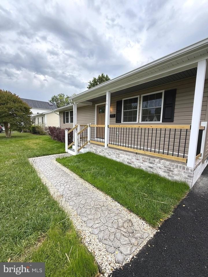 106 Stratford Ave - Photo 2 of 16