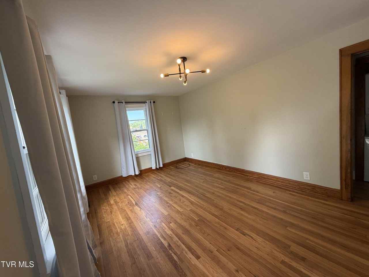 2505 Catherine St - Photo 2 of 12