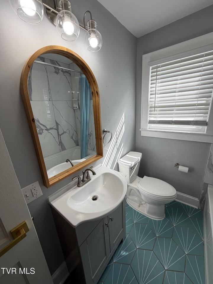 2505 Catherine St - Photo 5 of 12