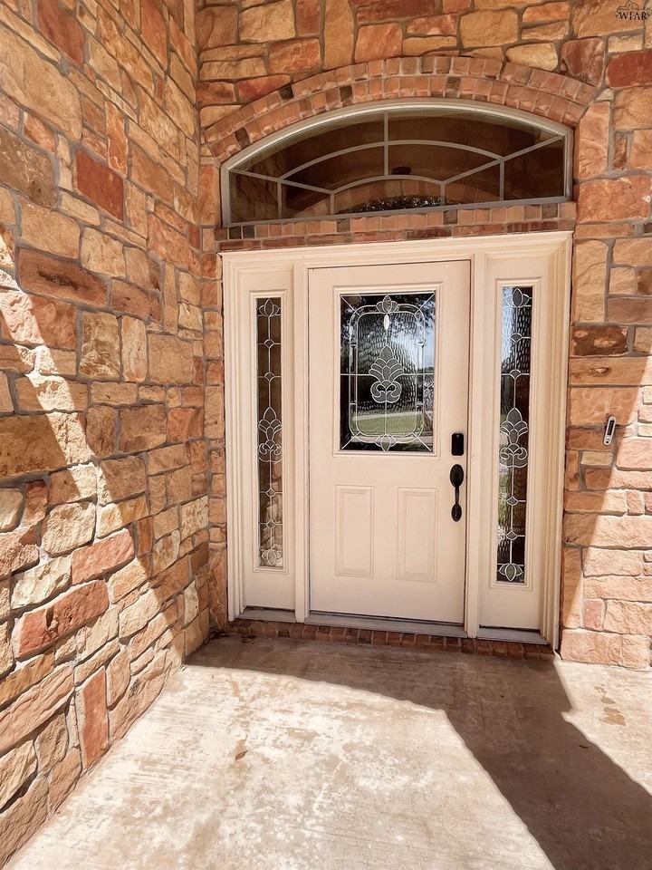 4154 Candlewood Cir - Photo 2 of 32