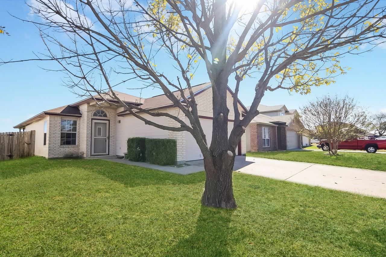 1404 Fox Creek Dr - Photo 2 of 17