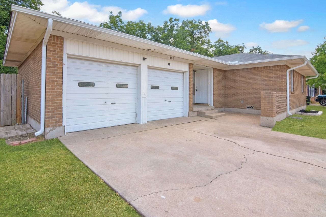 1306 Pine Dr - Photo 2 of 16