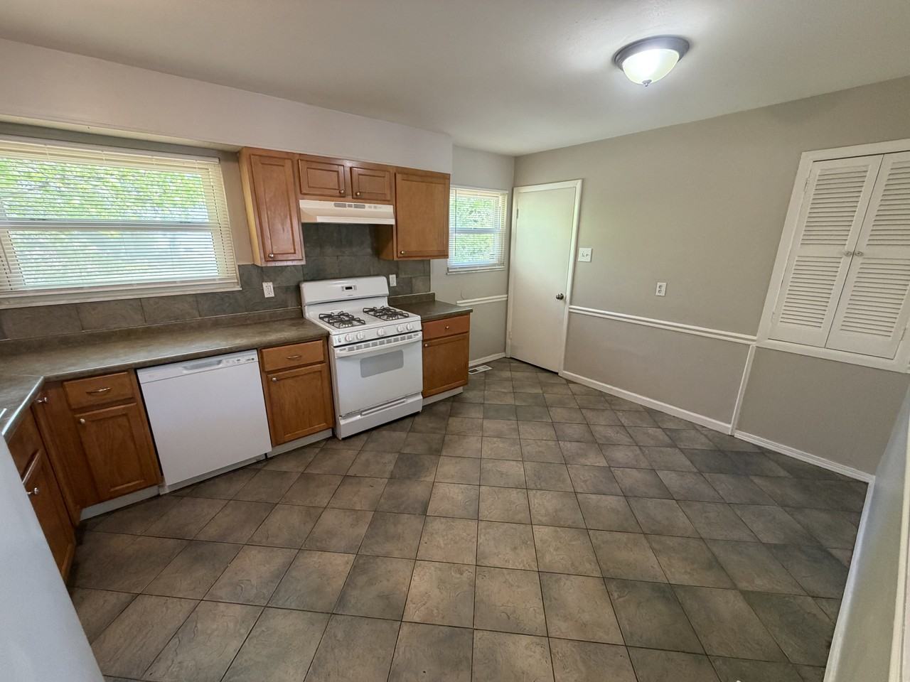 1413 Redman Blvd - Photo 6 of 21