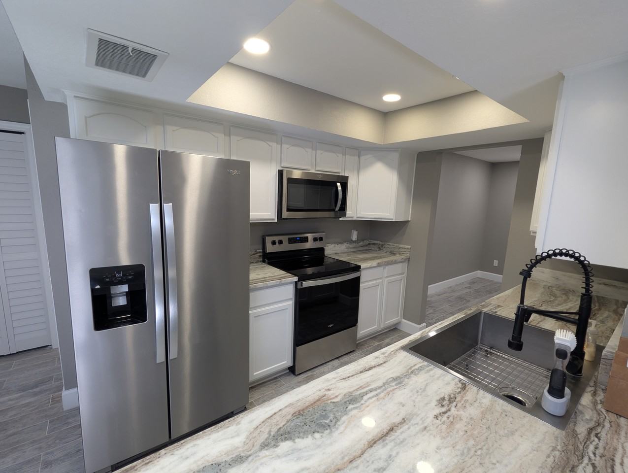 15330 Winding Creek Dr - Photo 4 of 25
