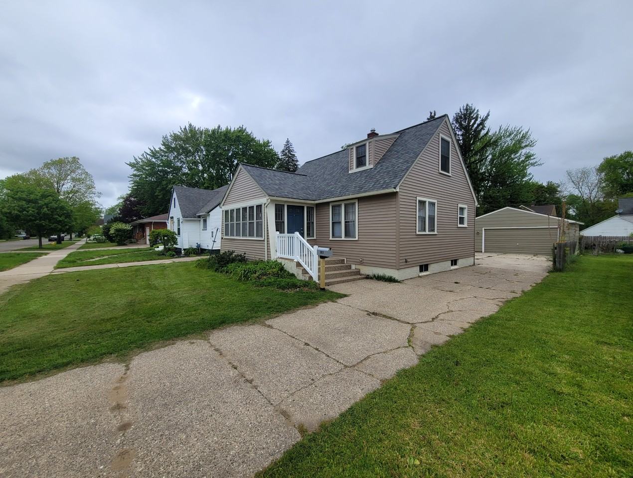 303 E 14th St - Photo 2 of 14
