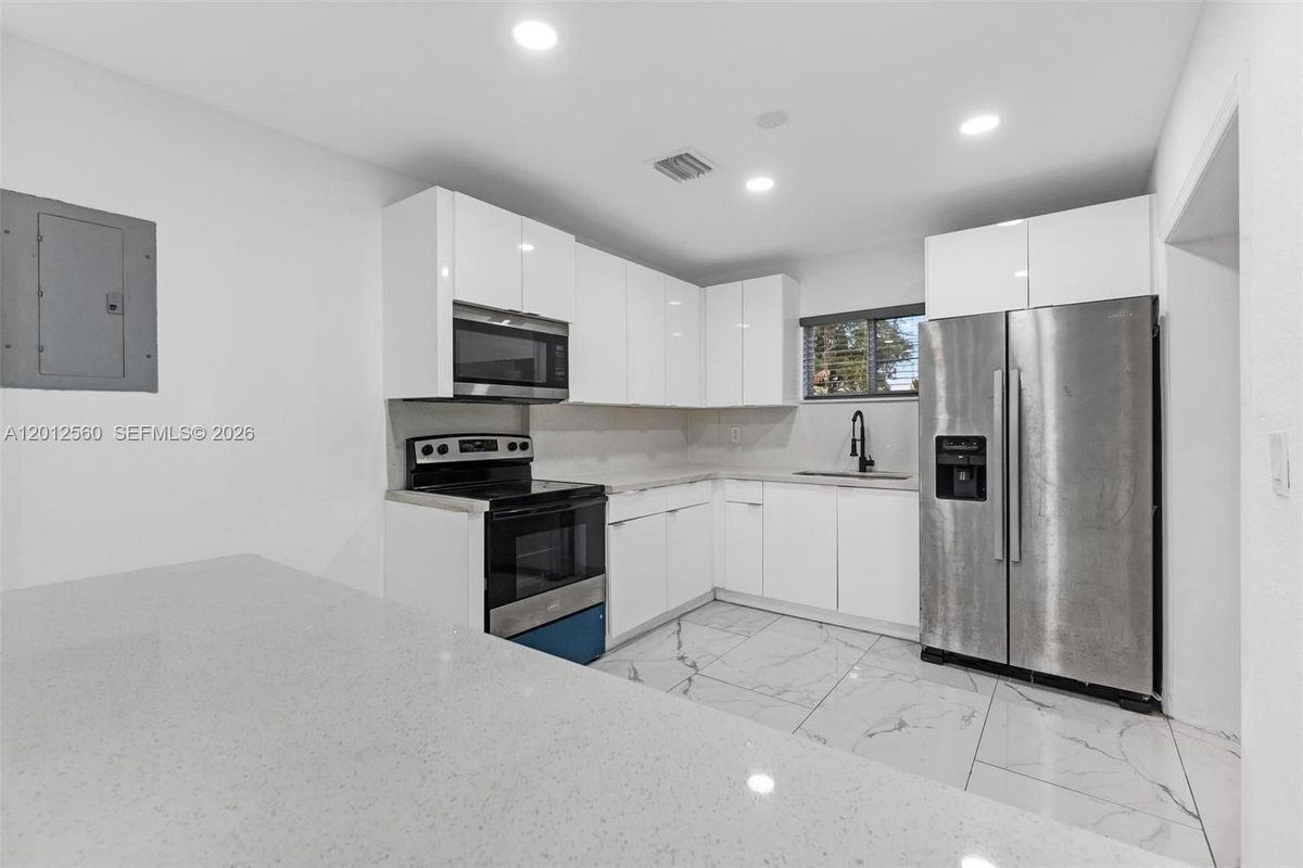 4520 Sw 25th St - Photo 2 of 9