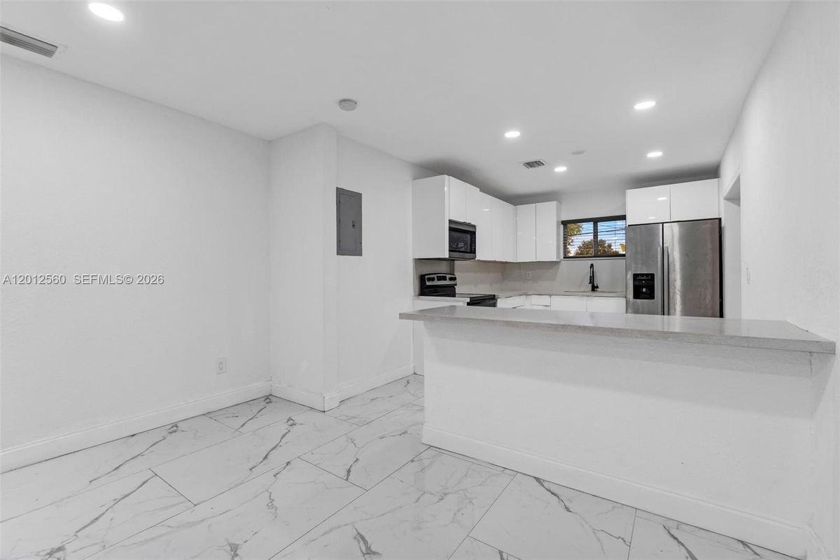 4520 Sw 25th St - Photo 3 of 9
