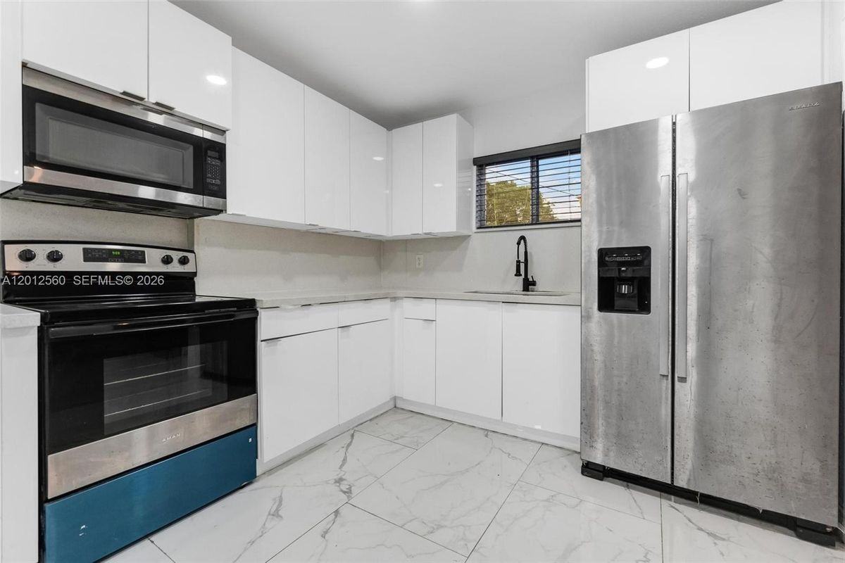 4520 Sw 25th St - Photo 4 of 9