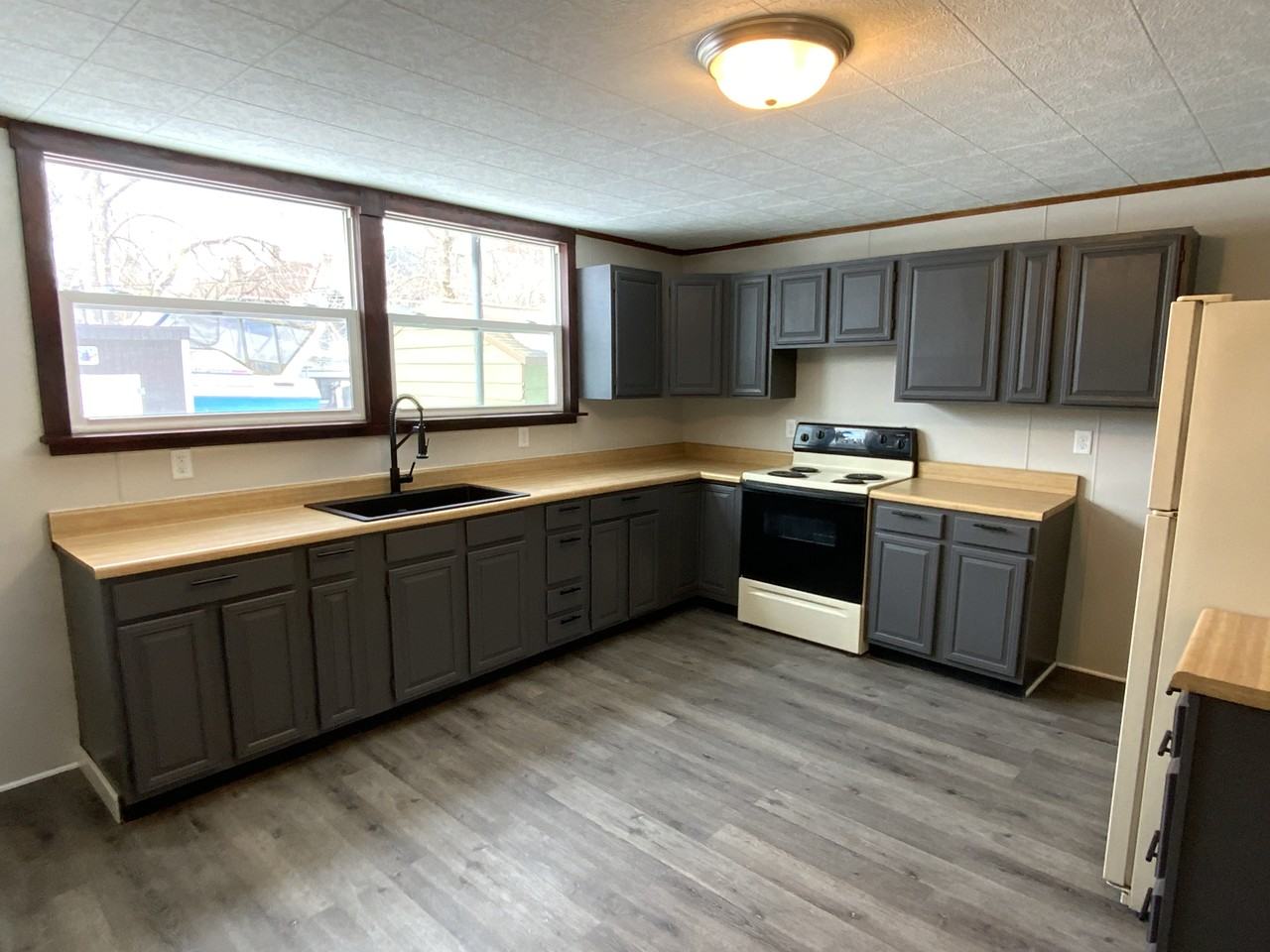 121 N 28th Ave W - Photo 2 of 18