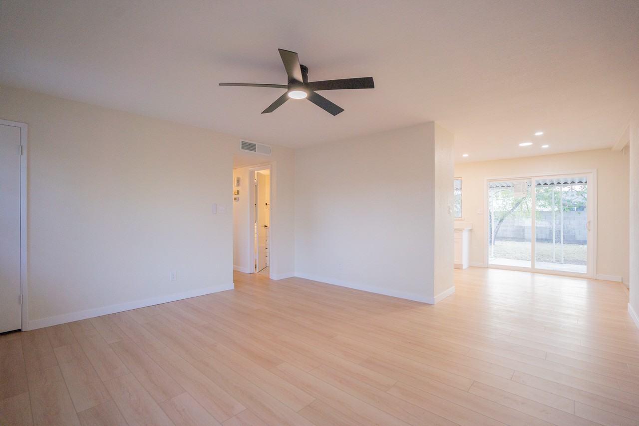 3142 N 78th Dr - Photo 4 of 27
