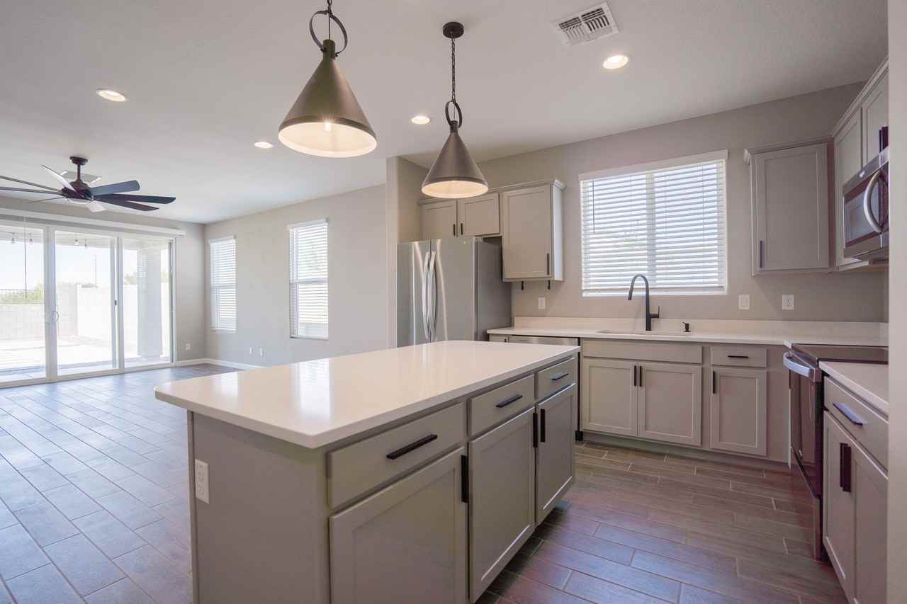 4438 W Beverly Rd - Photo 6 of 35