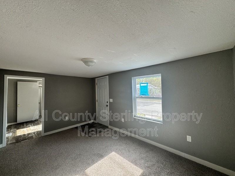 917 Ne Aberdeen Ave - Photo 2 of 11