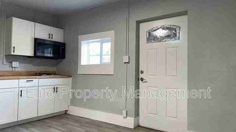 1611 San Juan St #C - Photo 5 of 9