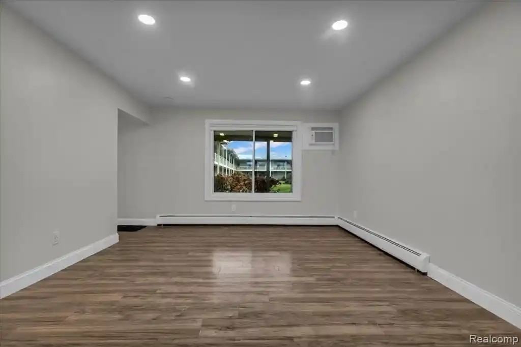 7350 N Inkster Rd - Photo 6 of 19