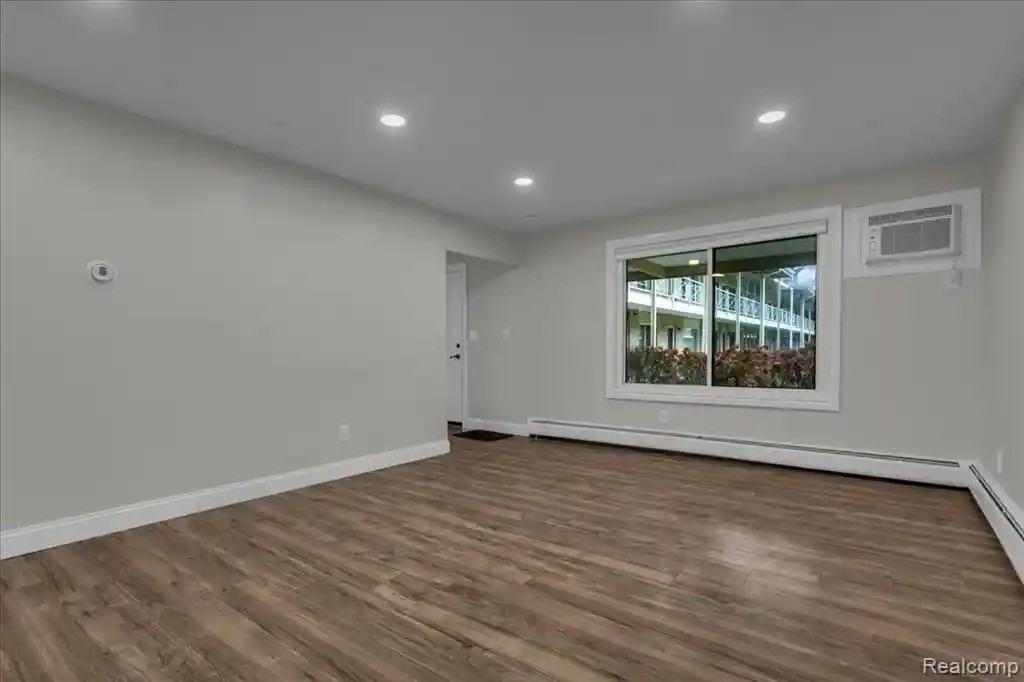 7350 N Inkster Rd - Photo 7 of 19
