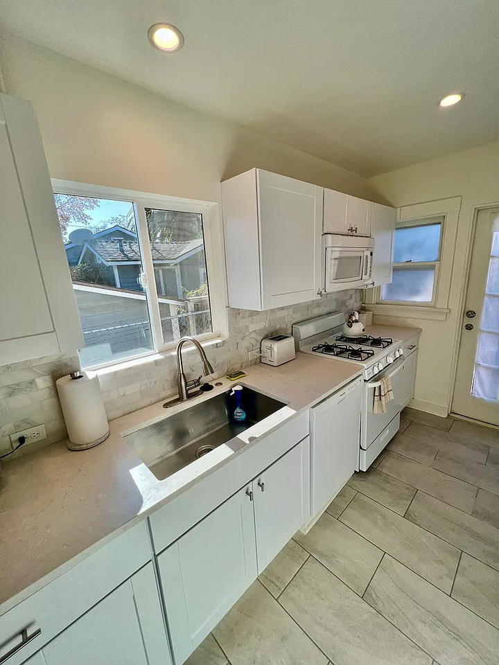2509 Bath St - Photo 2 of 18