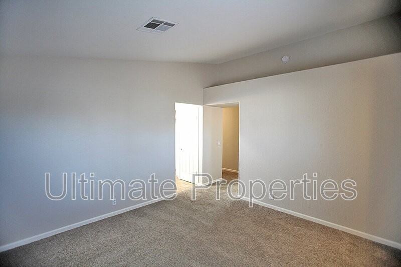 16933 W Marconi Ave - Photo 4 of 21