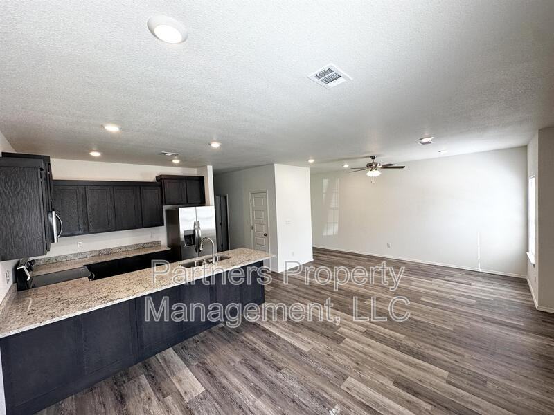 779 S Amarillo Ave - Photo 3 of 31