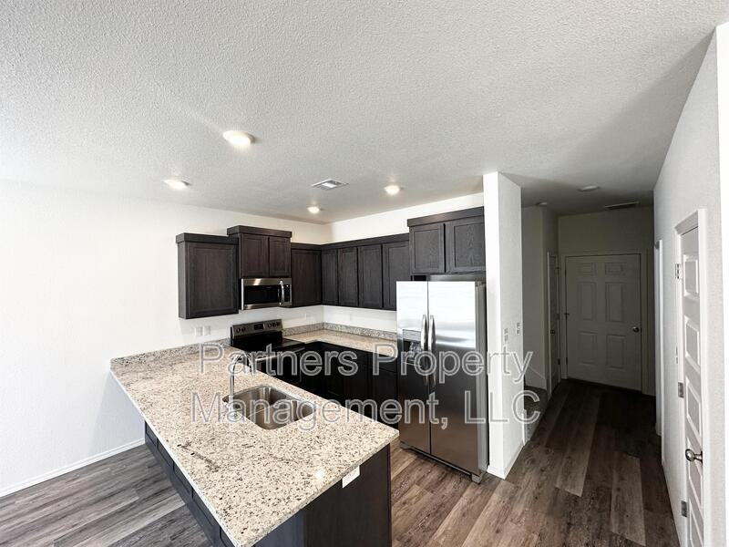 779 S Amarillo Ave - Photo 4 of 31