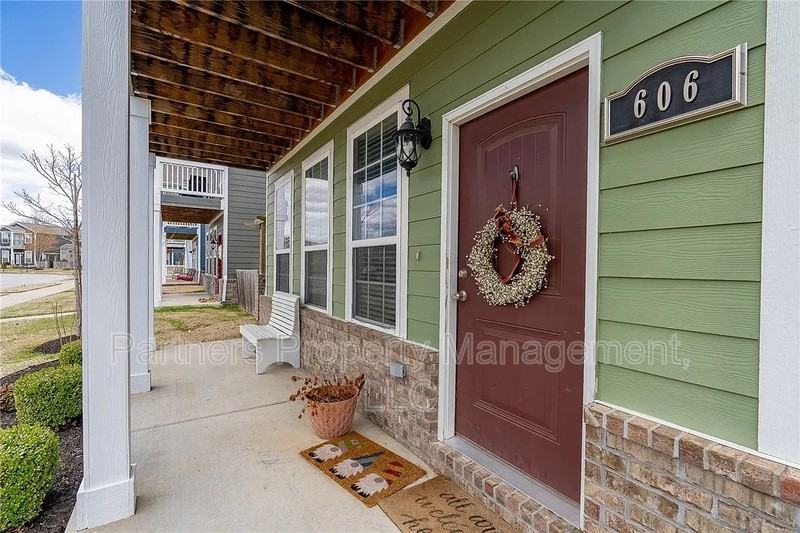 606 N Tennyson Ln - Photo 2 of 18