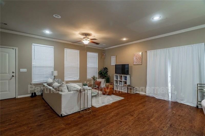 606 N Tennyson Ln - Photo 3 of 18