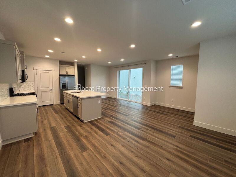 1112 Little Ln - Photo 2 of 36