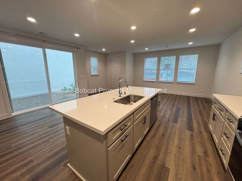 1112 Little Ln - Photo 3 of 36