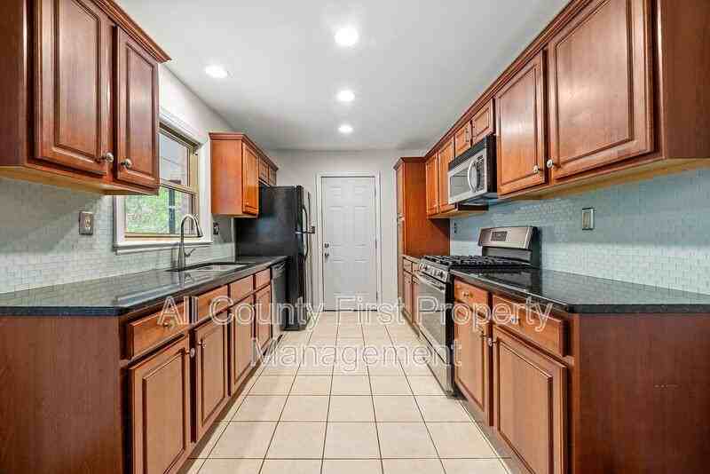 2461 Fontaine Cir - Photo 7 of 20