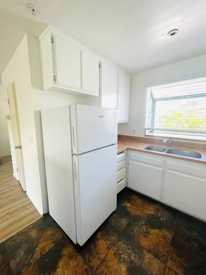 875 S B St - Photo 3 of 26