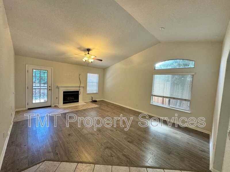 204 Sapphire Ct - Photo 3 of 13
