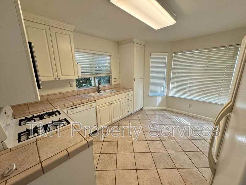 204 Sapphire Ct - Photo 4 of 13