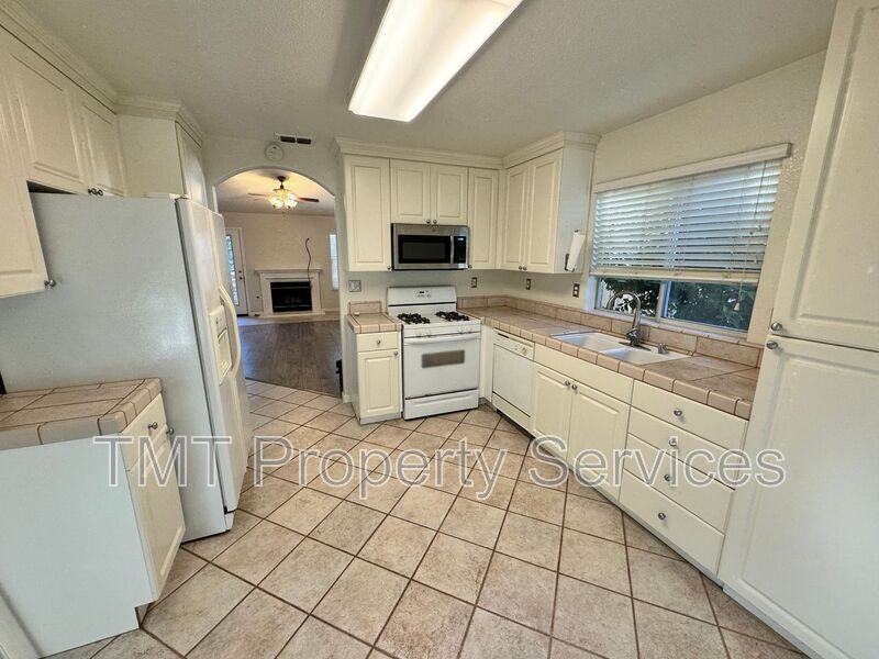 204 Sapphire Ct - Photo 5 of 13