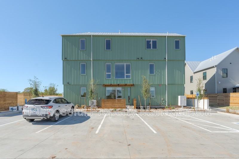 934 Hangar Dr - Photo 4 of 30