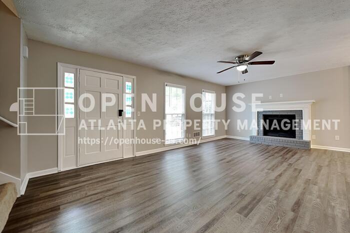 3111 Fife Way - Photo 4 of 20