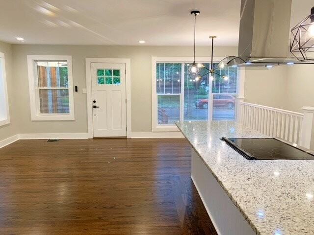 731 W 43rd St - Photo 4 of 20