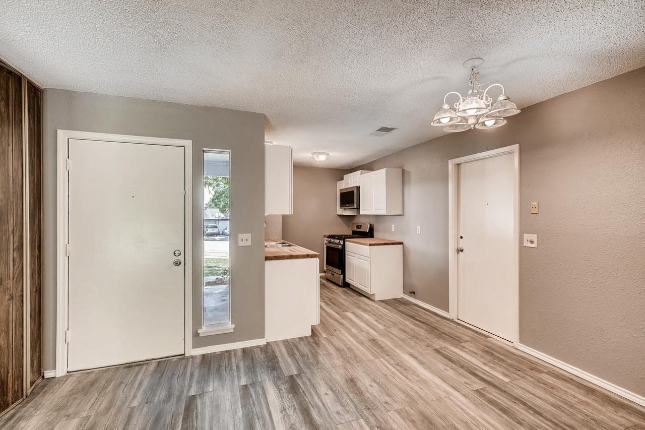 16406 Spruce Cove St #1 - Photo 5 of 50