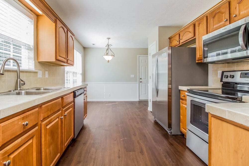 1511 Antebellum Dr - Photo 5 of 17