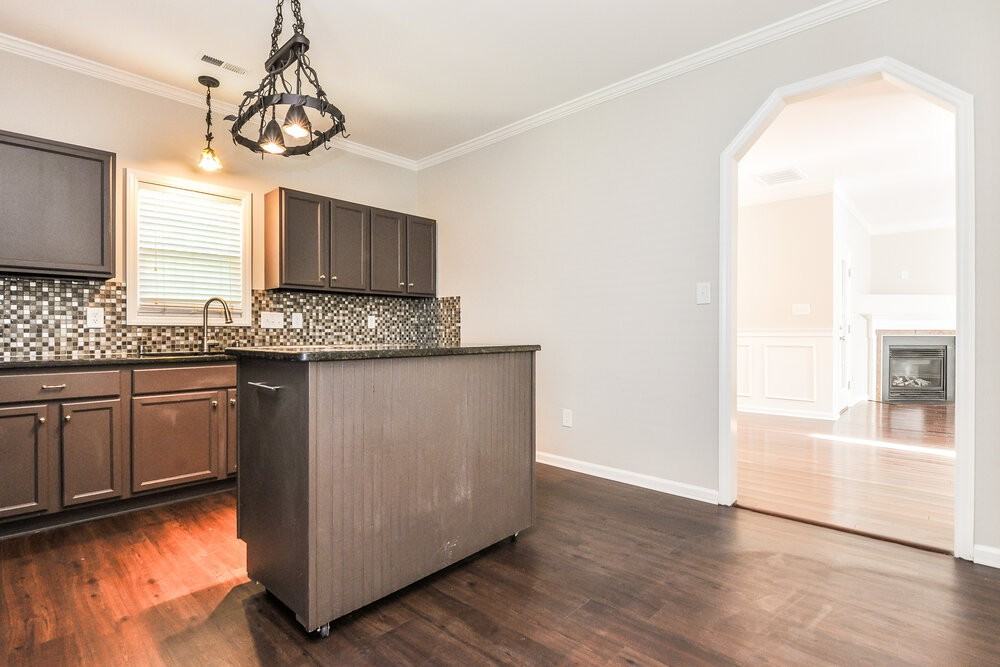 564 Hay River St - Photo 5 of 15