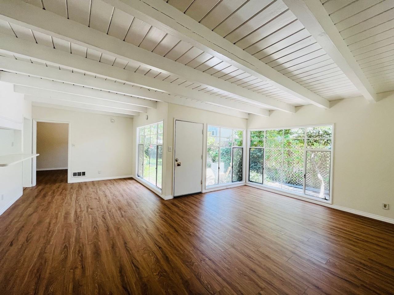 1319 Barry Apartments - Photo 2 of 24